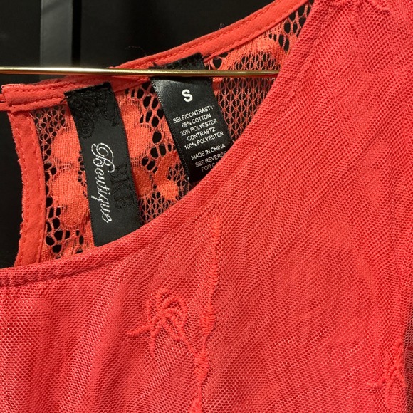 Boutique BKE (Buckle) Coral Lace Overlay High Low Tunic Top Women's Size S *NEW* - Picture 2 of 7